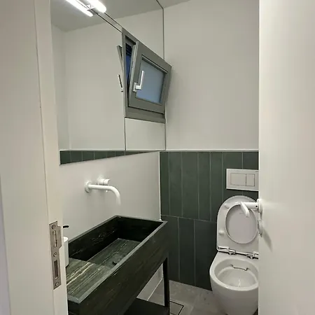 The Met Base, No1 Apartment *